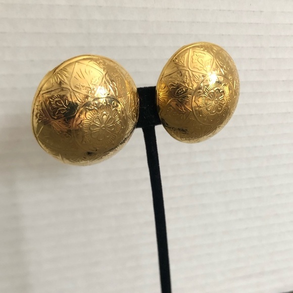 Vtg Gold Embossed Dome Clip On Earrings - Picture 3 of 10